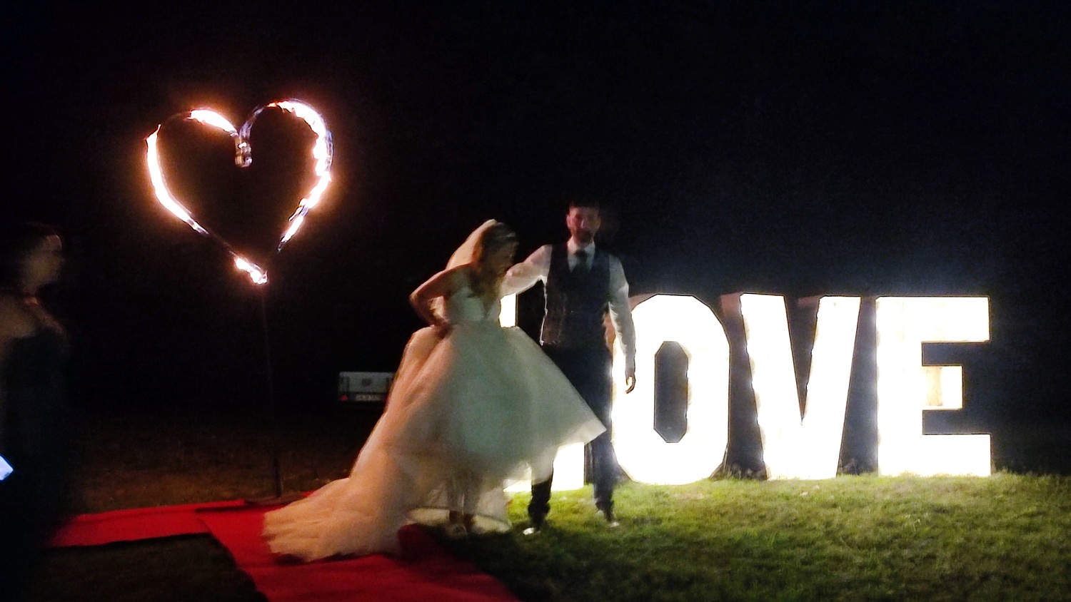 Love-Feuerherz bei der Hochzeitsfeier Love-Feuerherz bei der Hochzeitsfeier