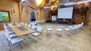 Preis pro Person (inkl. gesetzliche Mwst.)in der Pauschale enthalten sind: 	Raummiete Tagungs-Scheune ganztags, Bereitstellungskosten Tagungslocation Schwarzwald 	bis zu 8 Flipcharts und 5 Metaplanwände 	Beamer, Leinwand, WLAN 	Beschallungsanlage, Funkmikrofon und Headset auf Wunsch 	Bestuhlungsform nach Absprache 	Moderatoren-Material 	2 Kaffeepausen (1x Laugenstangen, 1x Teamwelt-Joghurt-Fruchtdrink) 	Mittagessen mit leichtem 2-Gang-Menü oder Büffet 	alle alkoholfreien Tagungsgetränke 	zwei Nebenräume für GruppenarbeitenDatum: Nach AbspracheDauer: ganztags, Ende bis 18:00 Uhr