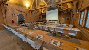 Preis pro Person (inkl. 19% Mwst.)Tagungspauschale inklusive: 	Tagungsraum-Miete und Bereitstellungskosten für beide Tage Tagungslocation Schwarzwald in Baden-Württemberg 	Leinwand, Daten- und Videobeamer, Flipchart, Pinnwand 	Beschallungsanlage, Funkmikrofon oder Headset auf Wunsch 	Bestuhlung nach Absprache 	Moderatoren-Material, WLAN 	4 Kaffeepausen (1x Laugenstangen, 1 x Hefezopf, 1 x Obstplatte,1 x verschiedene süße Stückchen) 	2 Mittagessen mit leichtem 2-Gang-Menü oder Büffet 	Tagungsgetränke 	Grill- oder Hüttenabend mit deftigen Abendessen am 1. Tag 	Ende 2. Tag bis ca. 18:00 UhrDatum: Nach AbspracheDauer: 2 Tage, Ende bis ca. 18:00 Uhr am 2. Tag