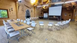 Preis pro Person (inkl. gesetzliche Mwst.)in der Pauschale enthalten sind: 	Raummiete Tagungs-Scheune ganztags, Bereitstellungskosten Tagungslocation Schwarzwald 	bis zu 8 Flipcharts und 5 Metaplanwände 	Beamer, Leinwand, WLAN 	Beschallungsanlage, Funkmikrofon und Headset auf Wunsch 	Bestuhlungsform nach Absprache 	Moderatoren-Material 	2 Kaffeepausen (1x Laugenstangen, 1x Teamwelt-Joghurt-Fruchtdrink) 	Mittagessen mit leichtem 2-Gang-Menü oder Büffet 	alle alkoholfreien Tagungsgetränke 	zwei Nebenräume für GruppenarbeitenDatum: Nach AbspracheDauer: ganztags, Ende bis 18:00 Uhr