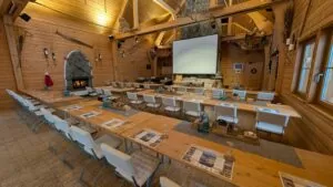 Preis pro Person (inkl. 19% Mwst.)Tagungspauschale inklusive: 	Tagungsraum-Miete und Bereitstellungskosten für beide Tage Tagungslocation Schwarzwald in Baden-Württemberg 	Leinwand, Daten- und Videobeamer, Flipchart, Pinnwand 	Beschallungsanlage, Funkmikrofon oder Headset auf Wunsch 	Bestuhlung nach Absprache 	Moderatoren-Material, WLAN 	4 Kaffeepausen (1x Laugenstangen, 1 x Hefezopf, 1 x Obstplatte,1 x verschiedene süße Stückchen) 	2 Mittagessen mit leichtem 2-Gang-Menü oder Büffet 	Tagungsgetränke 	Grill- oder Hüttenabend mit deftigen Abendessen am 1. Tag 	Ende 2. Tag bis ca. 18:00 UhrDatum: Nach AbspracheDauer: 2 Tage, Ende bis ca. 18:00 Uhr am 2. Tag