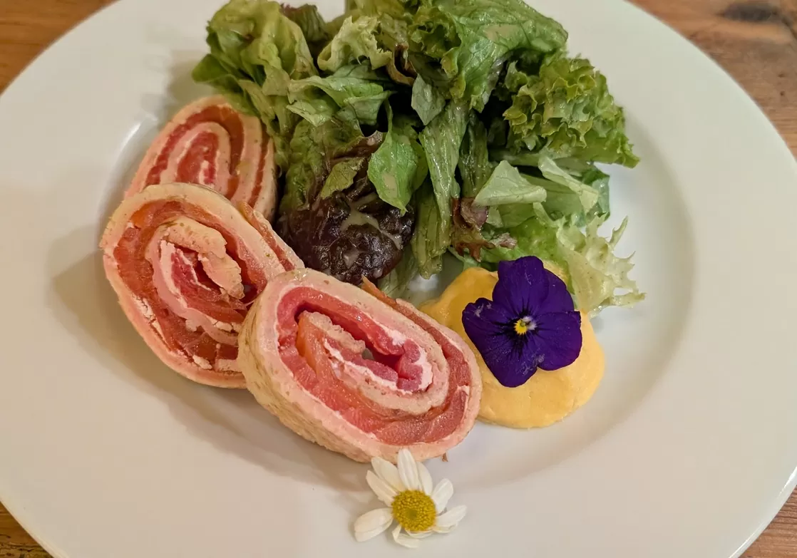 Lachscrèpes-Röllchen